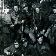 MGB agentų-smogikų grupė, dalyvavusi suimant 1949 m. gegužės 1 d. Lietuvos pajūryje išsilaipinusius desantininkus. Fotografija saugoma Genocido aukų muziejuje, GEK1095  
